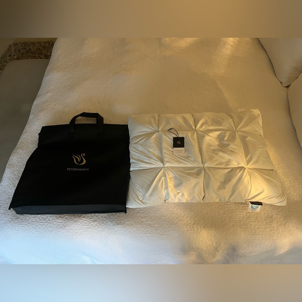 Peter Hanun Pillow 20*30 White